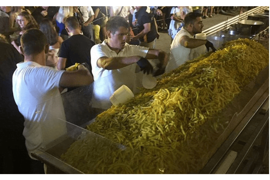 Naxos fries over 600 kilos of potatoes to break Guinness Record! - Gastronomy Tours Naxos fries over 600 kilos of potatoes to break Guinness Record!