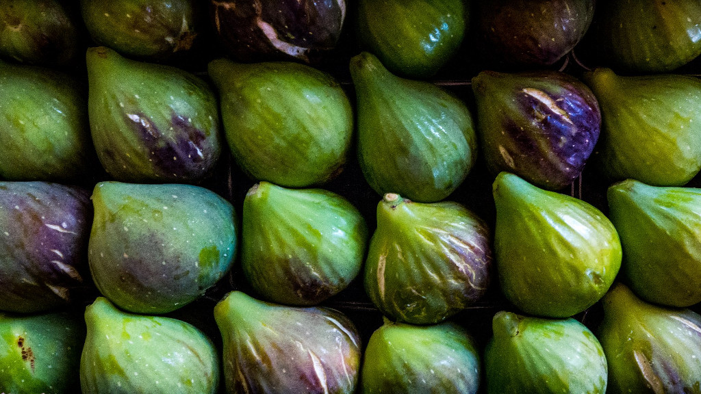 Figlang Awards - Gastronomy Tours Close-up of fresh figs side by side from Figland|