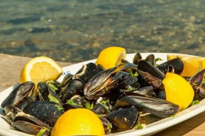Mussels might be off the menu for Greece - Gastronomy Tours a plate of mussels and lemons